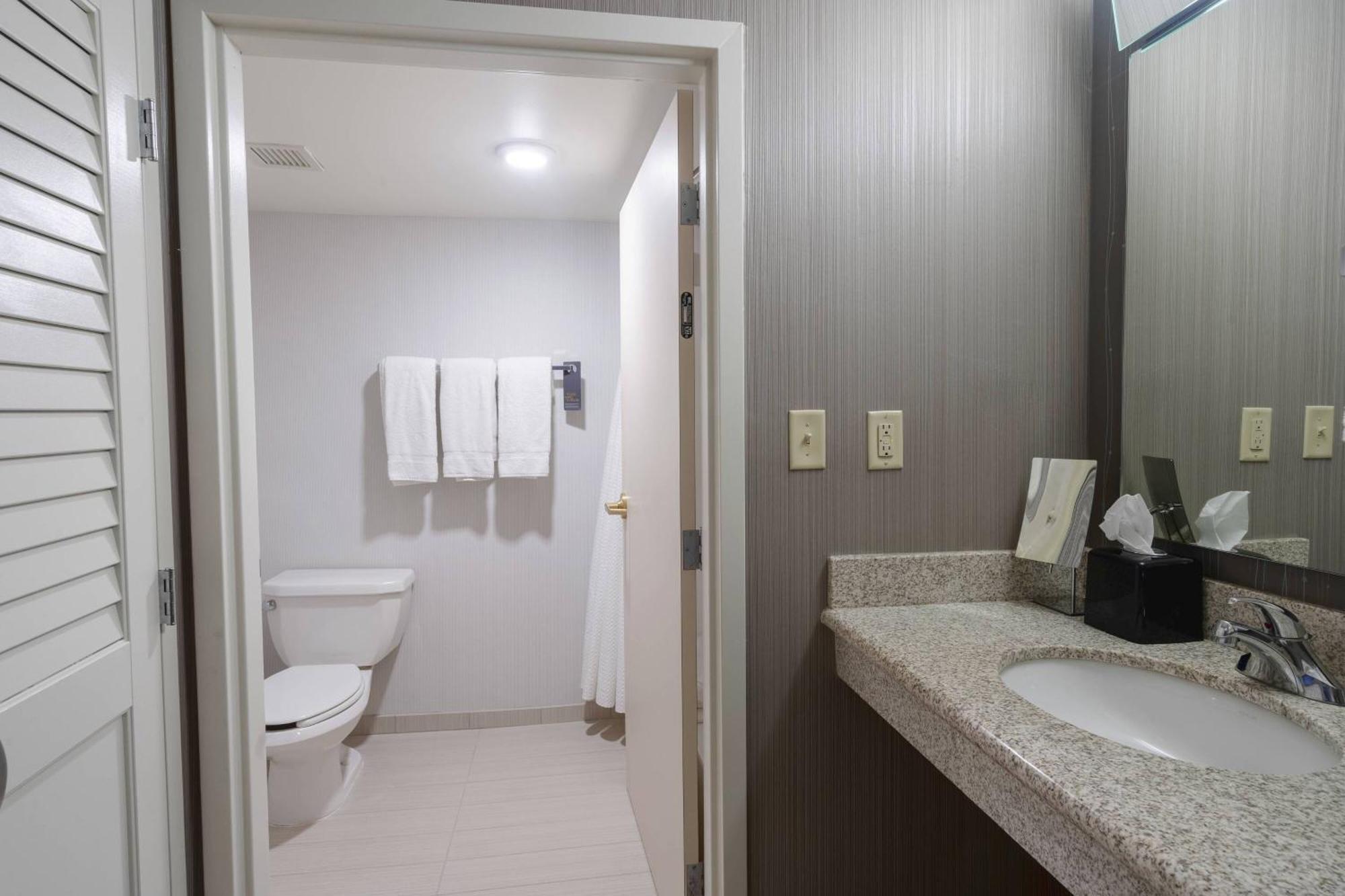 מלון Courtyard By Marriott Cleveland ווילובי מראה חיצוני תמונה